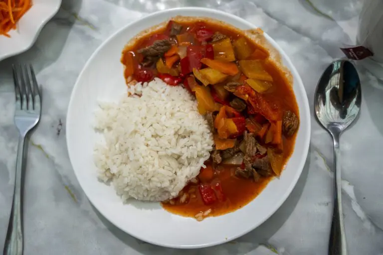 bord met rundvleesstoofpot, rijst en groenten