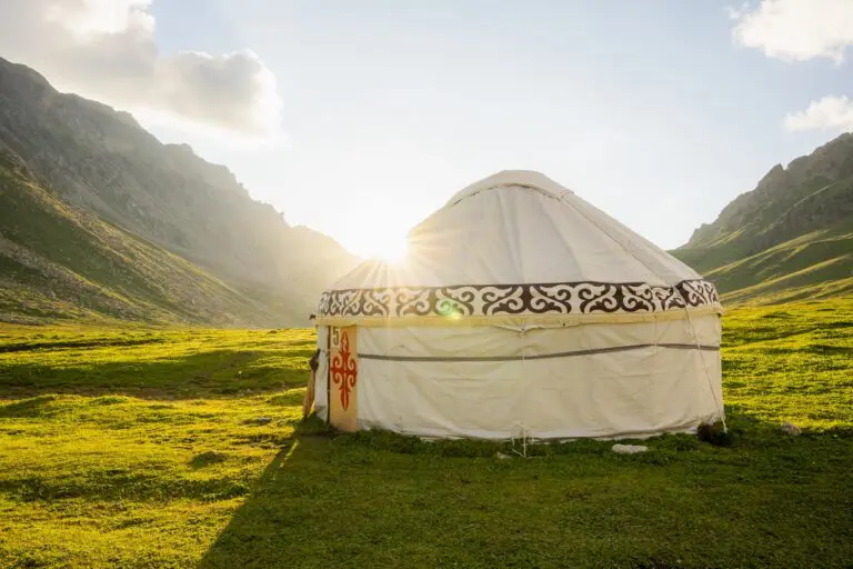 traditionele joert in een groene bergvallei bij zonsondergang