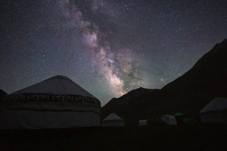Voie lactée au-dessus d'un camp de yourtes et des montagnes du Kirghizistan