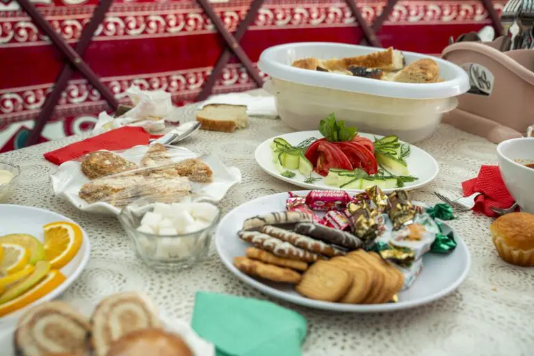 Ontbijtbuffet met gebak, fruit en zoetigheden in een yurt