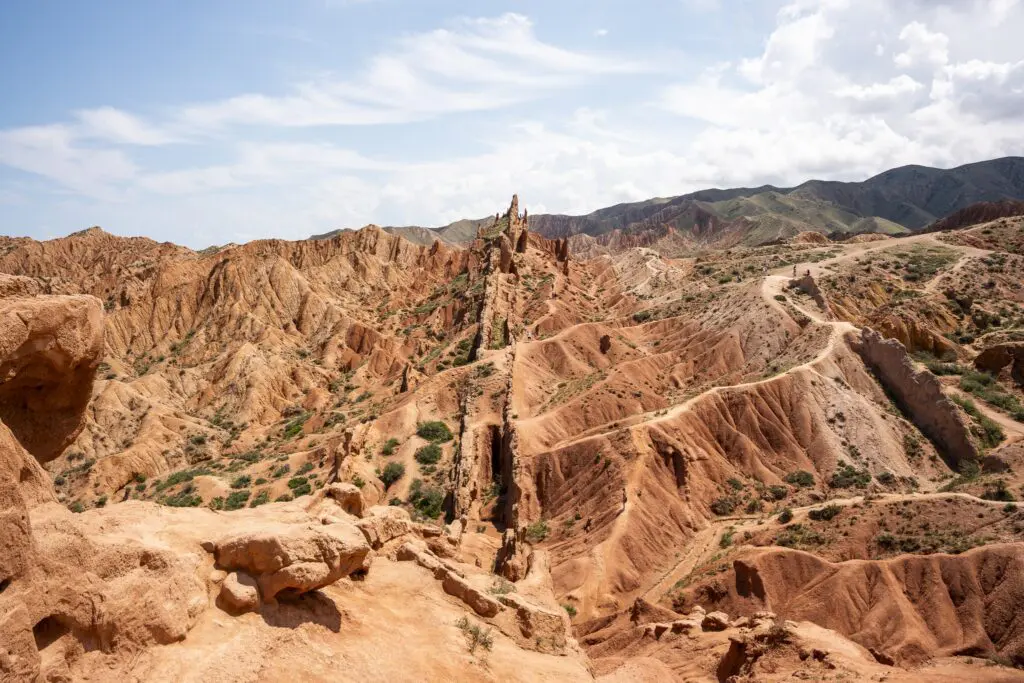 rood rotsachtig canyonlandschap met wandelaars op een trail