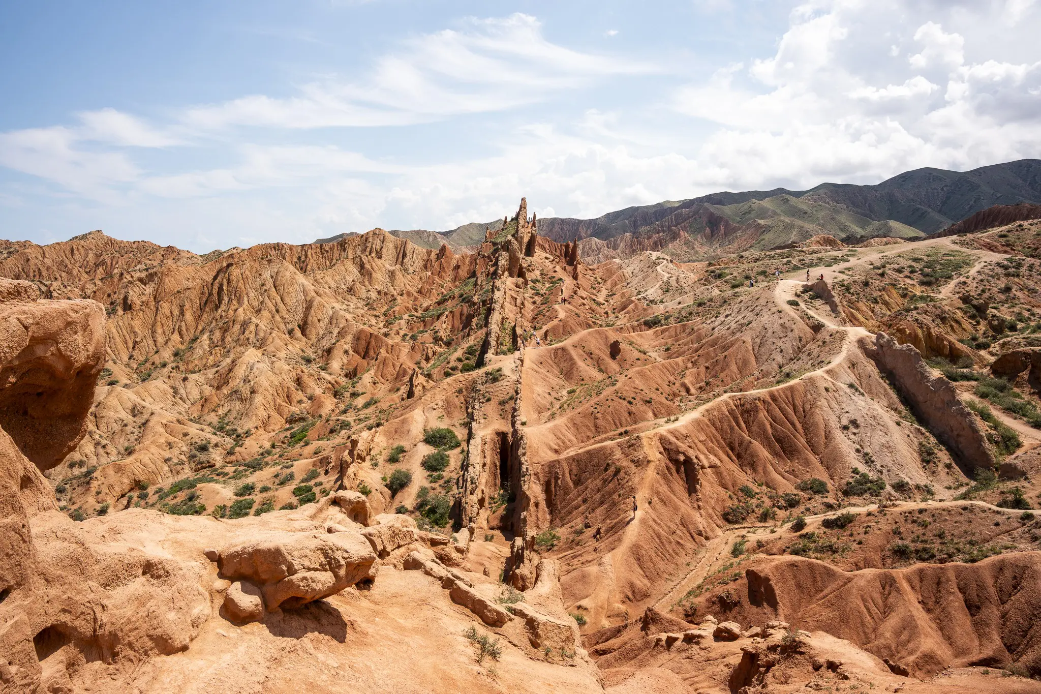 rood rotsachtig canyonlandschap met wandelaars op een trail
